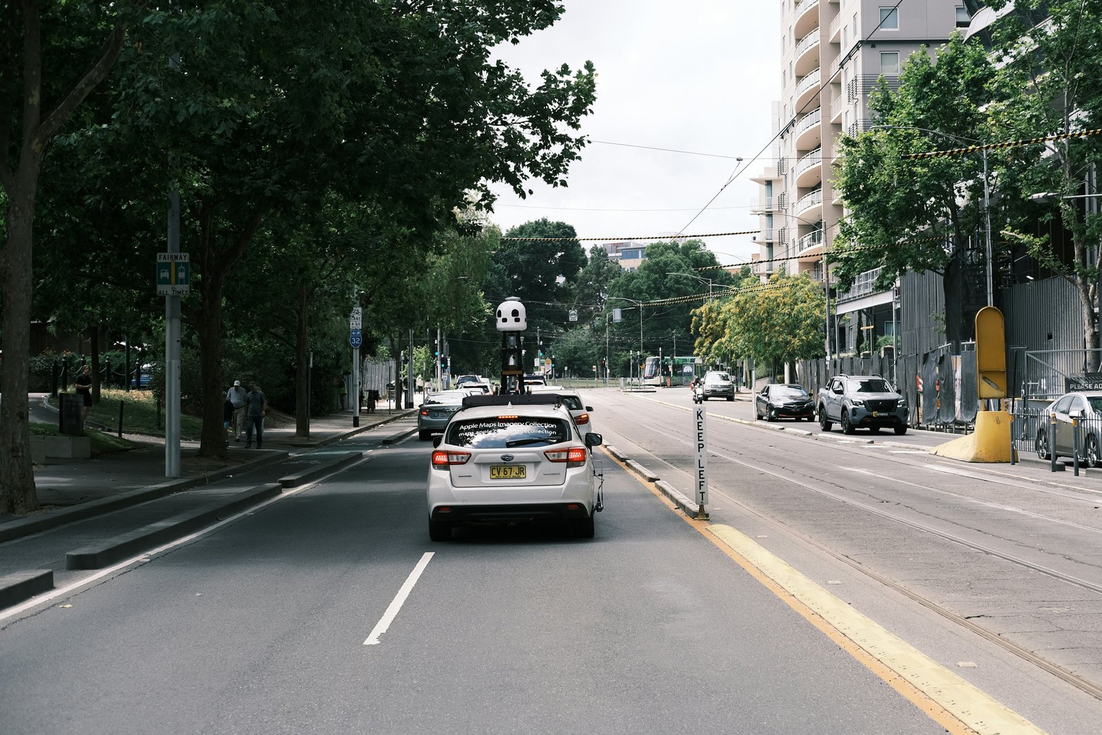 Auto fährt langsam auf der Straße