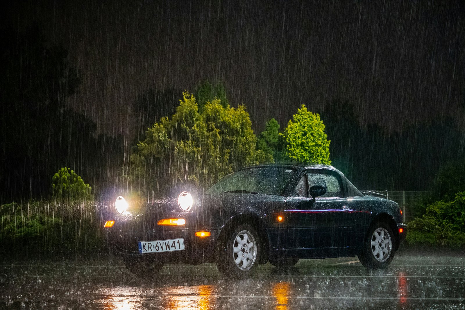 Nasses Autorad nach Regen