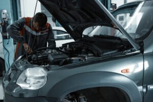 Mechaniker-Stethoskop in der Werkstatt