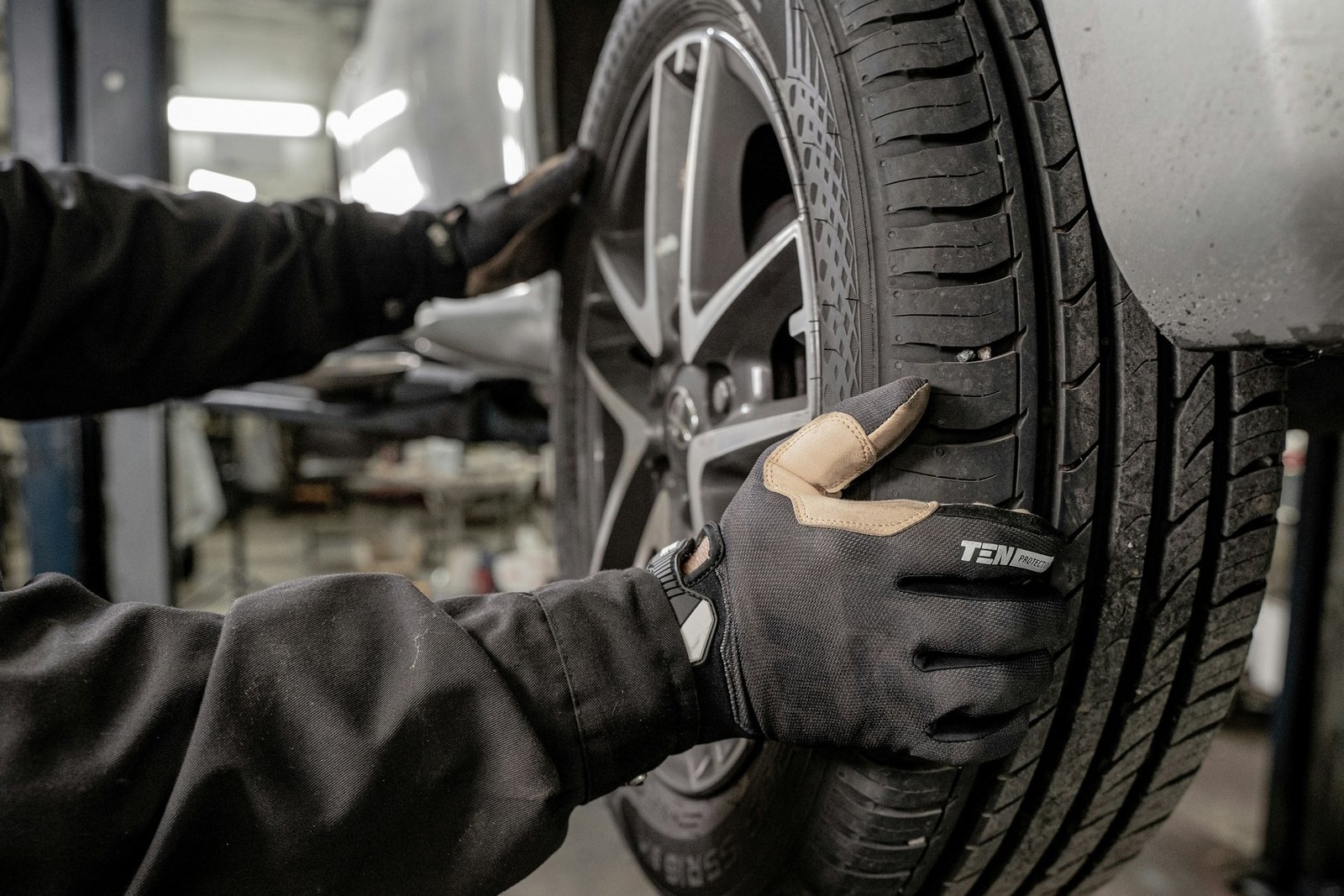 Autorad wird in der Werkstatt geprüft